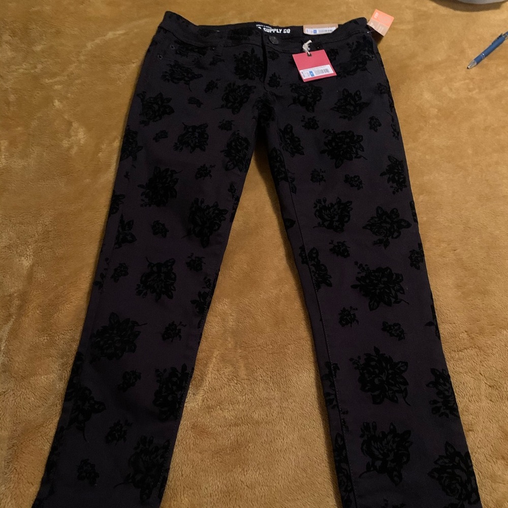Black velvet embroidered skinny jeans. Sz 9